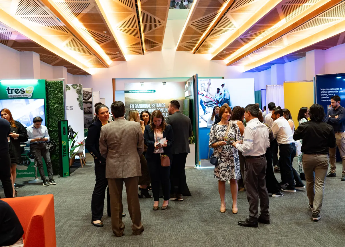 Asistentes recorriendo los stands de un evento de ADIG