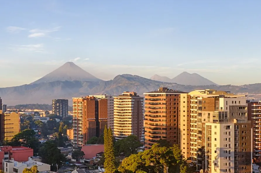 Edificios de la ciudad de Guatemala con los volcanes al fondo